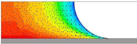 蒸発により接触線で発生した流動のシミュレーション。マーカ粒子は、蒸発が最も著しい接触線に集積します。混乱を避けるために、 3番目毎の流動ベクトルのみを接触線近傍でプロットしています。