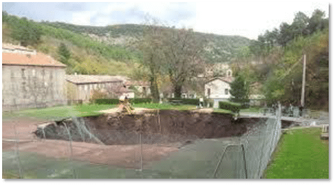 図1. 2012年11月にロビアック・ロシュサドゥールで発生した覆土された河川の崩壊