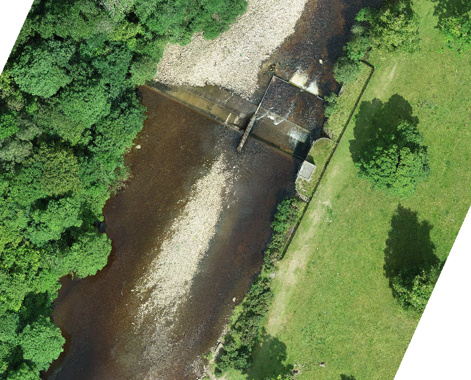 ドローンによるフェザーストーン水位観測所とその周辺地域の航空写真。