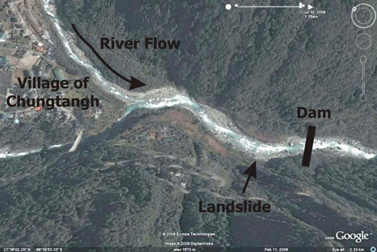 図2. Google Earthは、村、川、ダムとの位置関係における地滑りを示している。