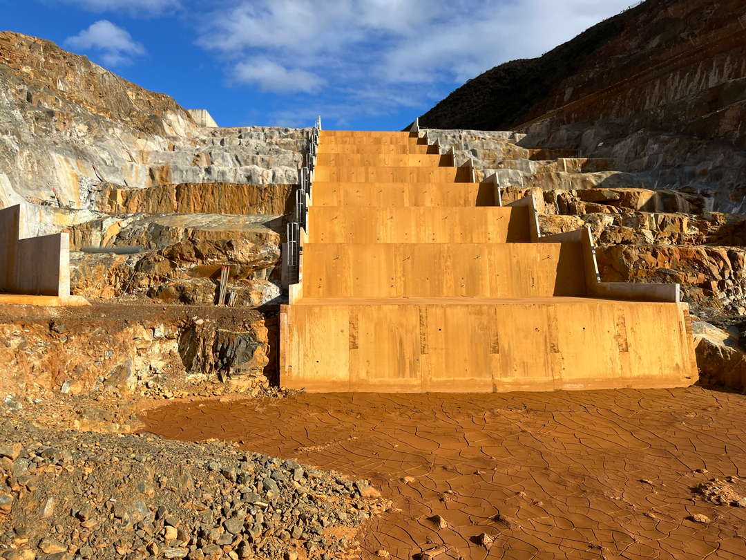 TSF放水路の大部分を形成する巨大な階段の下から見た眺め。