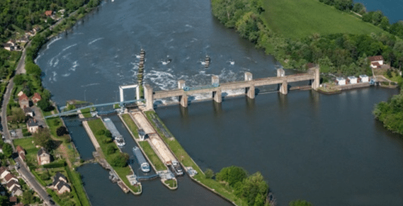 図1. メリクール水門群の空撮写真。左端は廃止された水門で、その隣には第1水門(中央)と第2水門(右)が並んでいる。